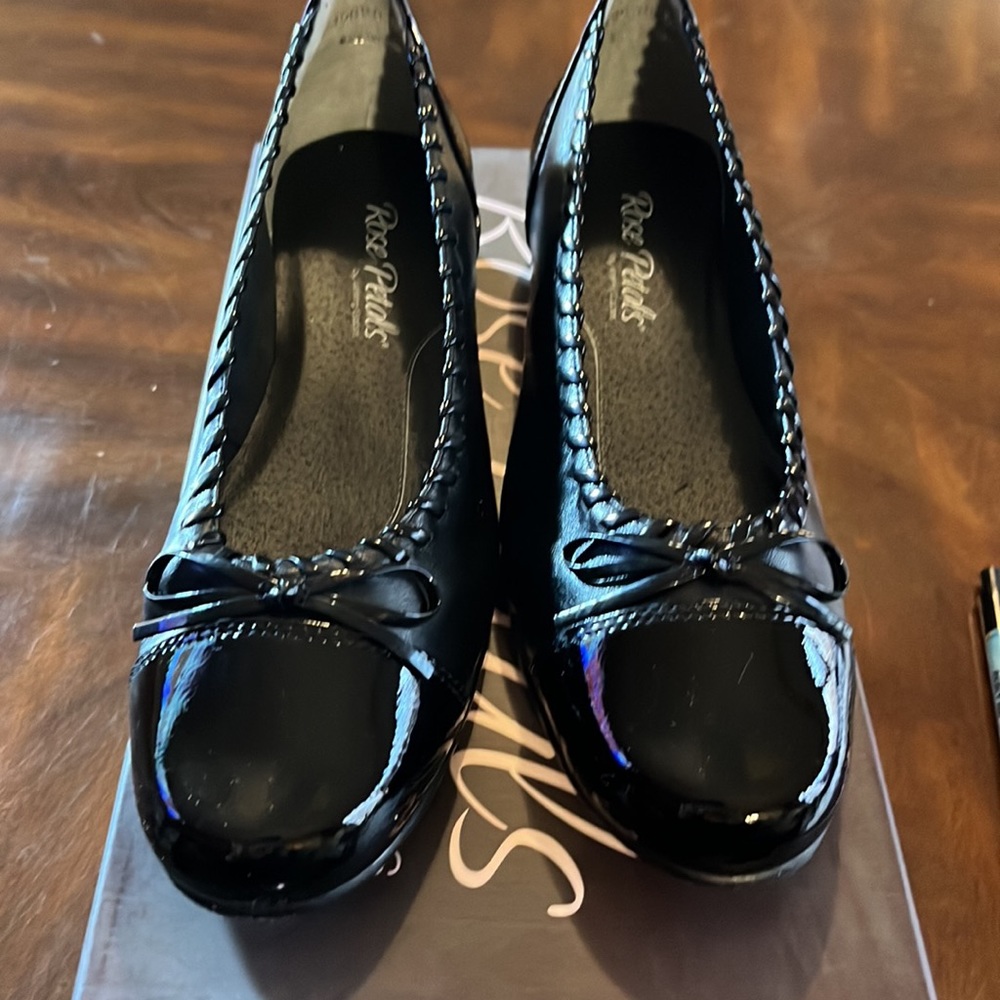 (#142)NWT ladies black flats by Rose Petals/Walking Cradles. Size 6 1/2 medium